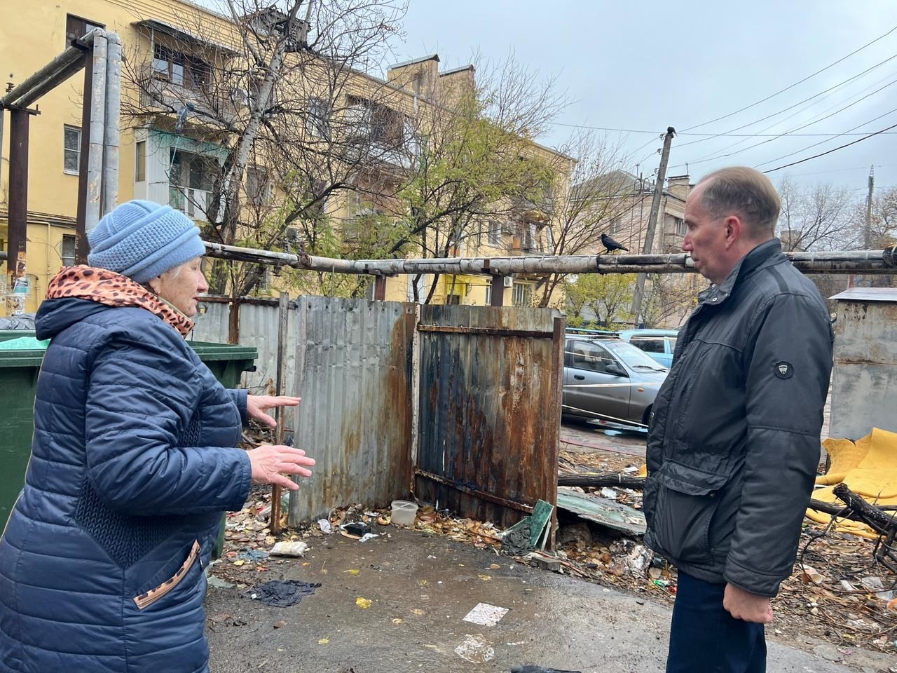 Жители пригласили председателя Городской Думы Игоря Седова к себе во двор