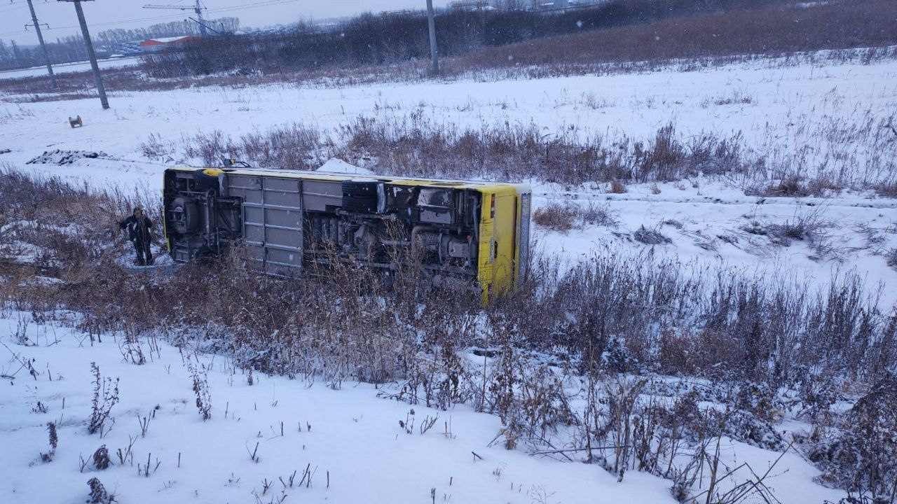 Автобус с 26 пассажирами опрокинулся в Новосибирской области
