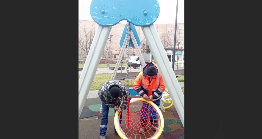 В сквере на Центральном проезде ГО Пушкинский отремонтировали игровую площадку