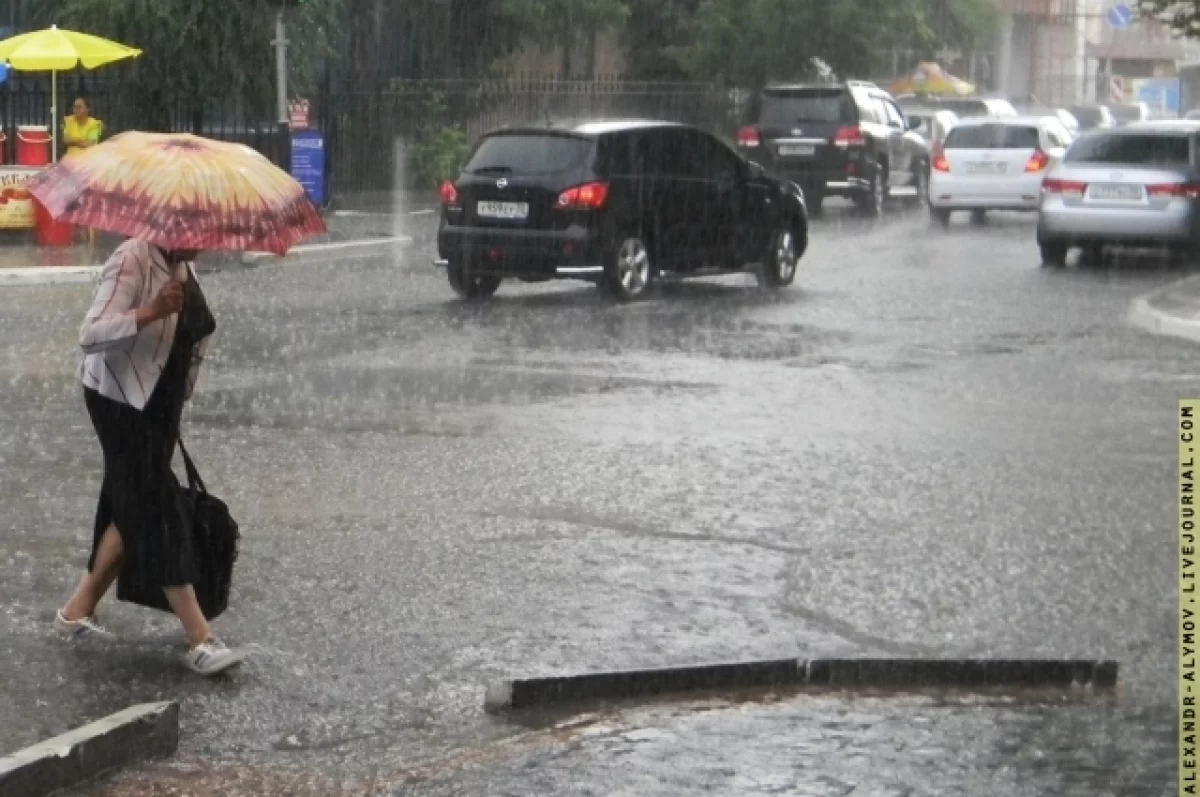 С улиц Астрахани убрали более 250 кубометров воды