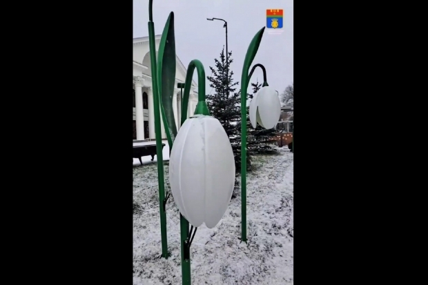 В Волгограде в Горсаду завершается монтаж сказочного детского городка