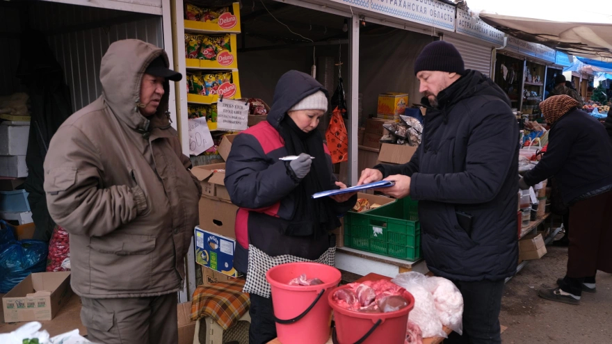 В Астрахани на рынке «Большие Исады» провели рейд по пресечению торговли