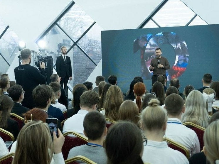 Денис Пушилин встретился с активной молодежью Донбасса