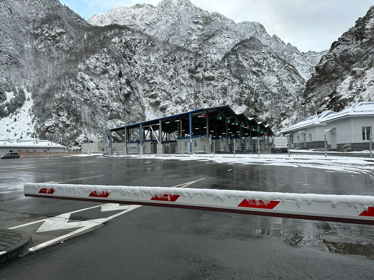 Росгранстрой предупредил водителей фур о временном закрытии Верхнего Ларса