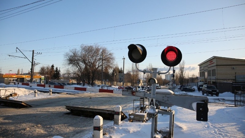 В Астрахани временно ограничат движение через ж/д переезд