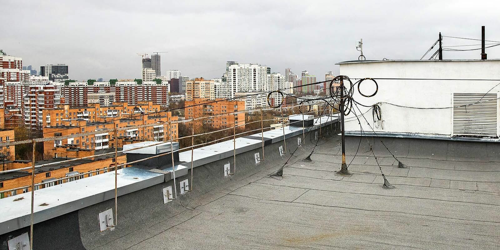 Более 700 крыш жилых домов привели в порядок в Москве