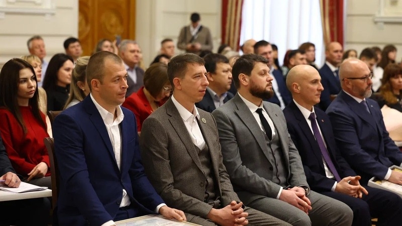 Игорь Бабушкин наградил астраханских энергетиков в честь их профессионального праздника