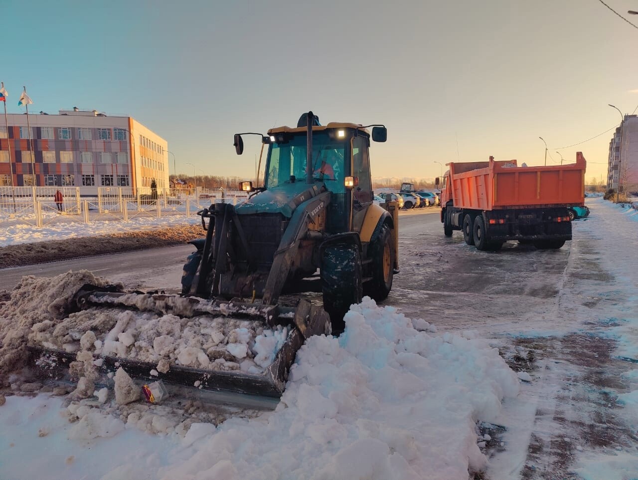 Новгородские городские службы расчищают улицы круглосуточно