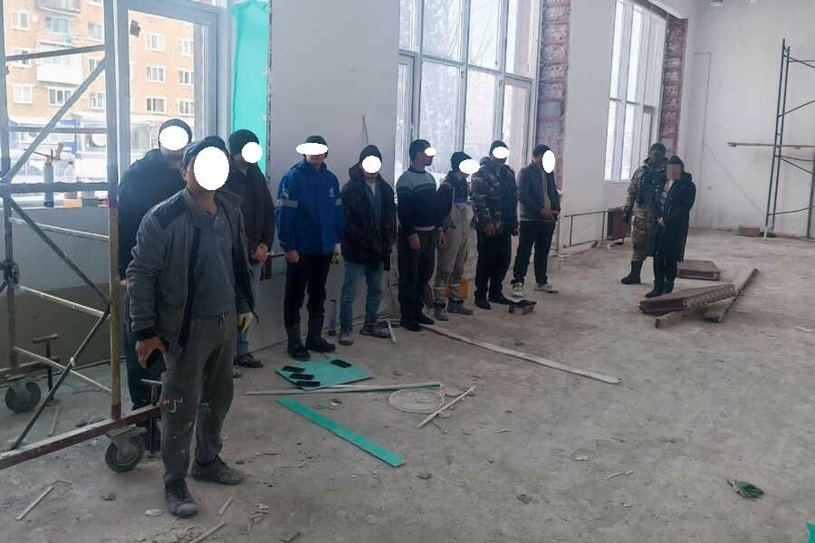 Мигранты занимались капремонтом спортивного объекта в Хакасии без разрешений