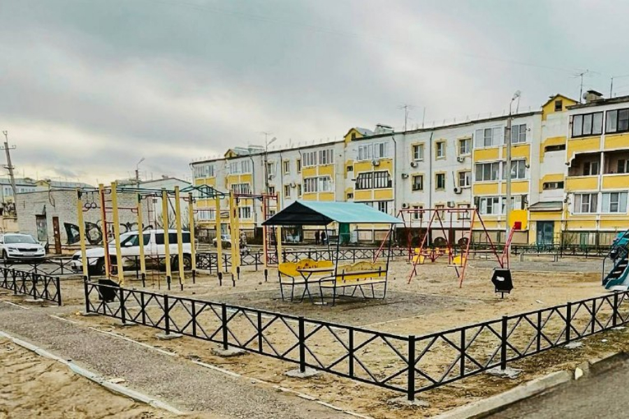 В Астрахани добились установки ограждений на опасных детских площадках