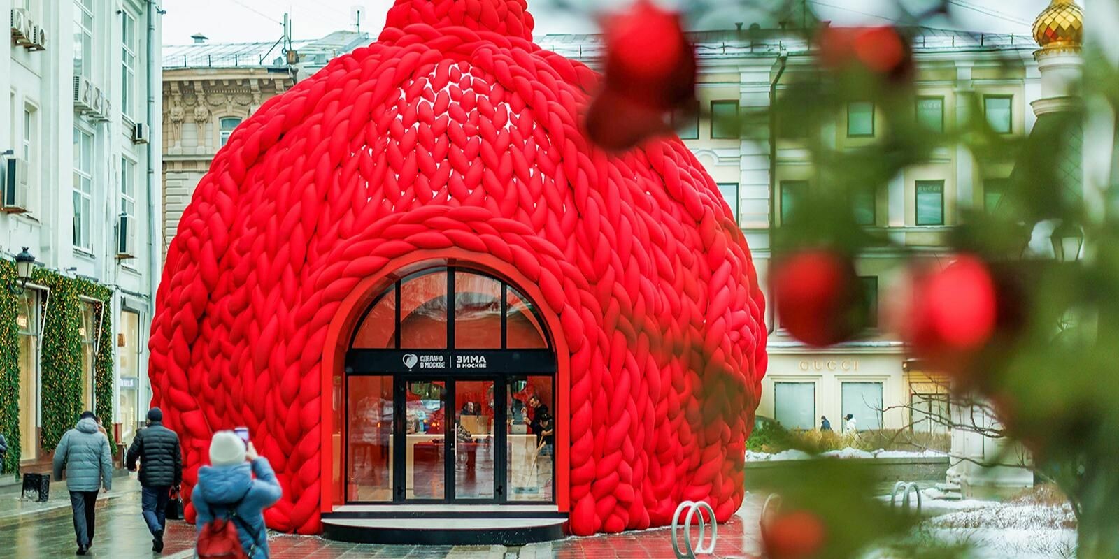 Арт-павильон с украшениями столичных брендов открылся в Москве