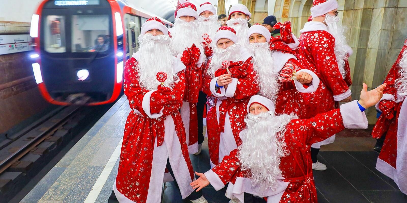 Около 100 Дедов Морозов приняли участие во флешмобе в московском транспорте