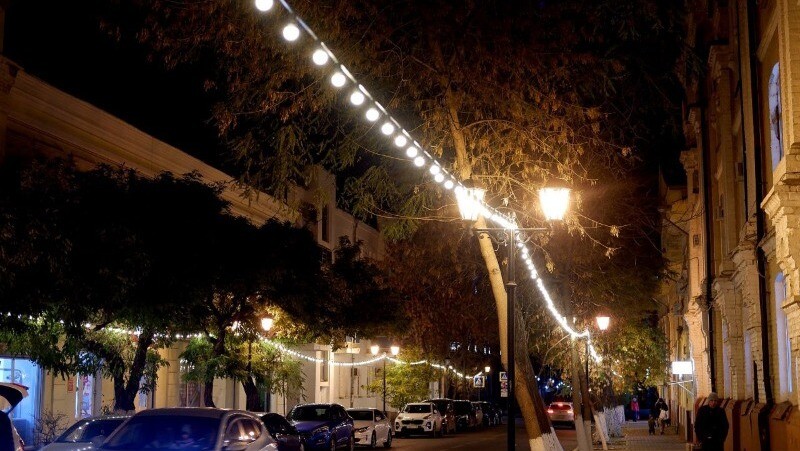 Улицы Астрахани засветились к Новому году