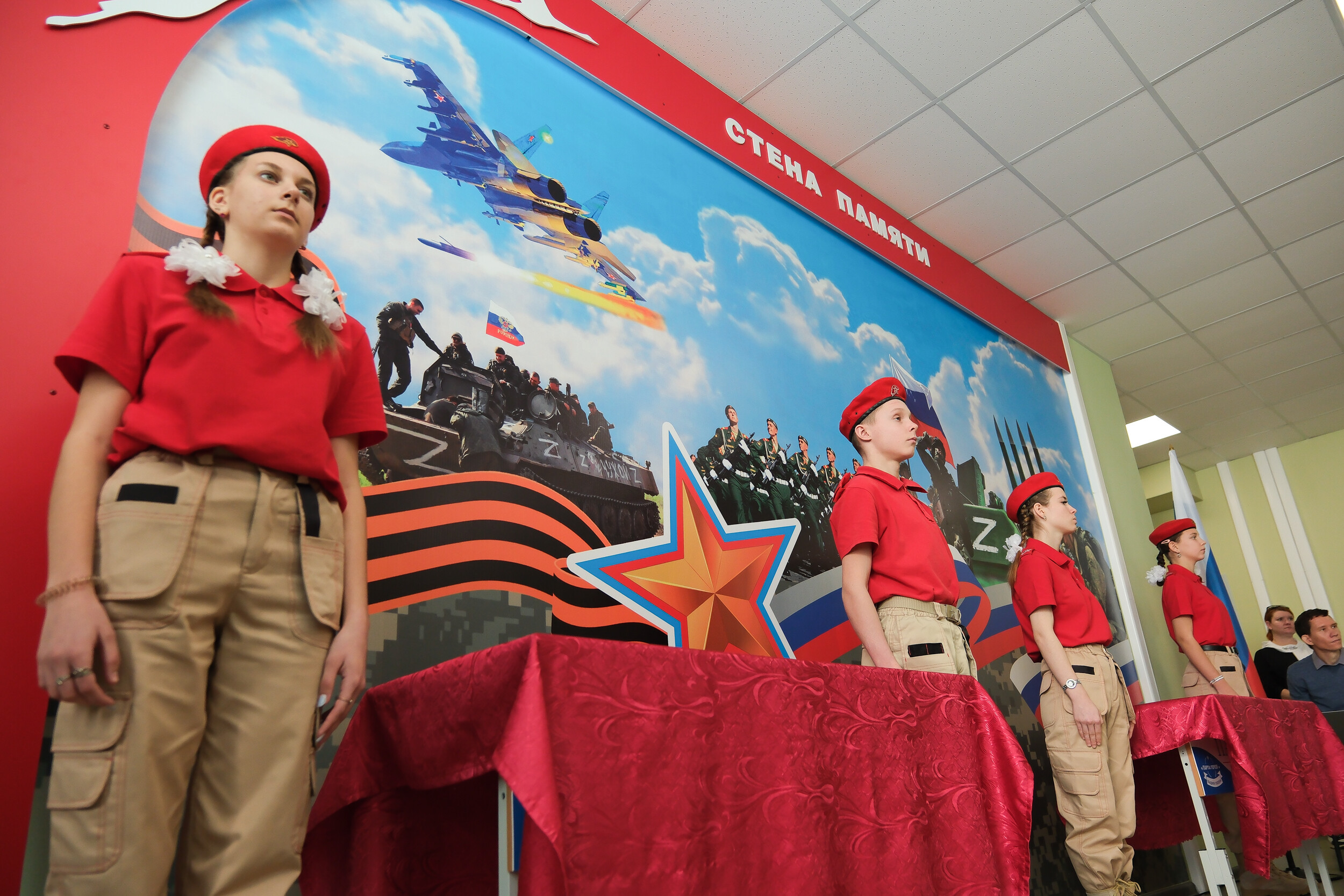 Память земляков-героев СВО увековечили в Каралатской школе в Астраханской области 