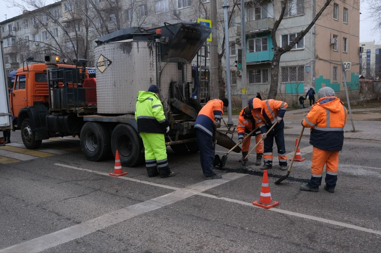 В Астрахани приступили к ямочному ремонту с применением литого асфальта