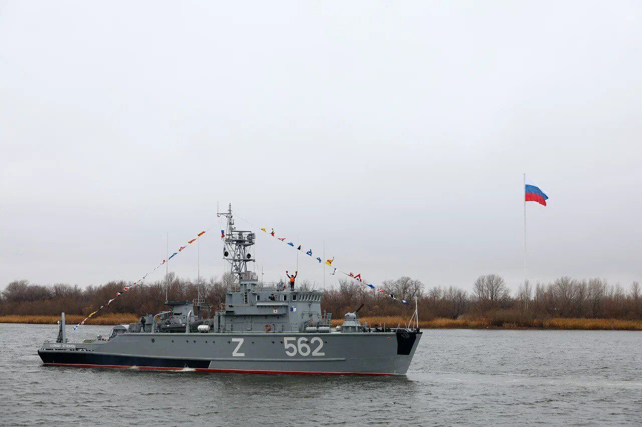 В День Конституции самый большой триколор в ЮФО подняли над Астраханью 