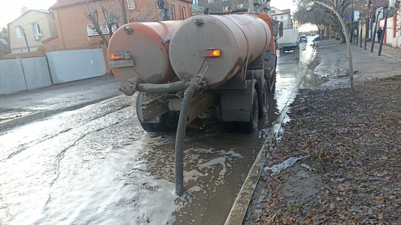 Коммунальные службы Астрахани продолжают работу в усиленном режиме