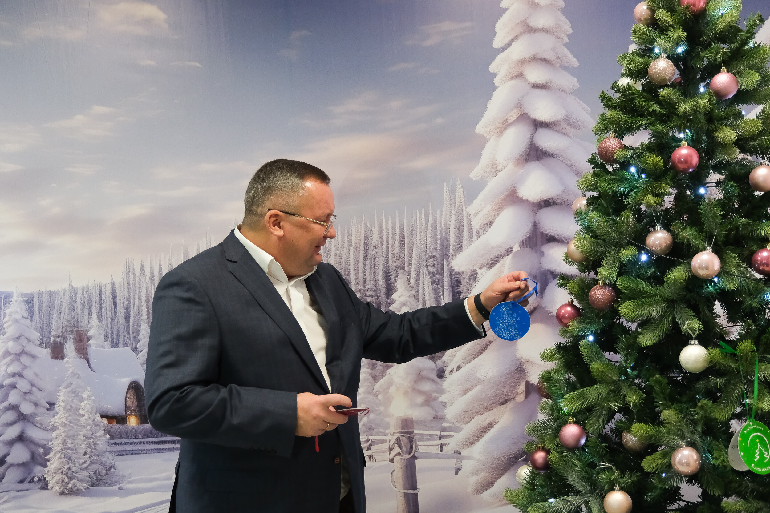 Игорь Мартынов поздравил маленьких жителей Камызякского района с Новым годом 