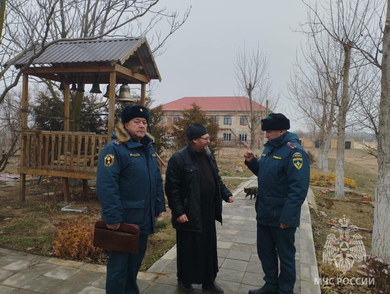 Сотрудники МЧС проводят профилактические рейды в астраханских храмах