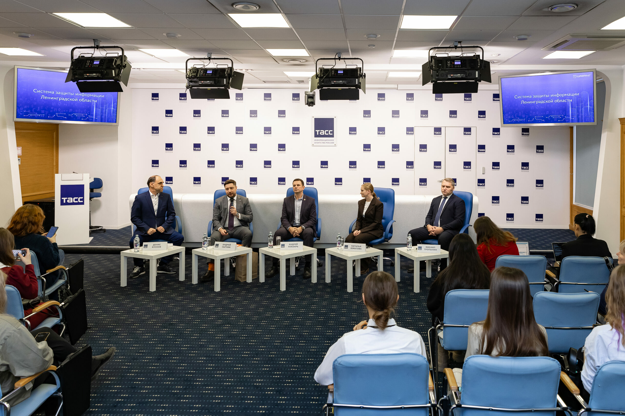 Екатеринбуржцам рассказали о безопасности в сети на круглом столе в Петербурге