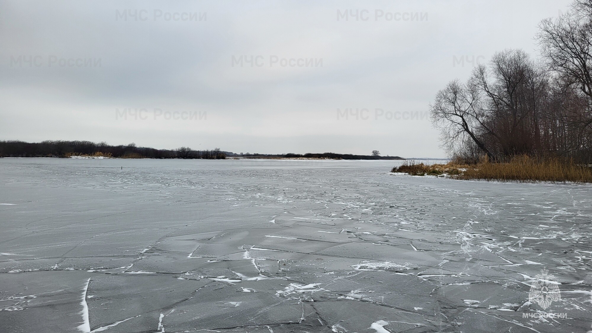 МЧС предупредило костромичей о запрете выхода на лед