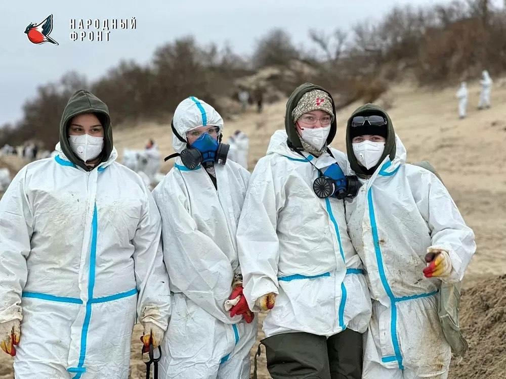 Астраханские волонтеры помогают очистить Черноморское побережье от мазута
