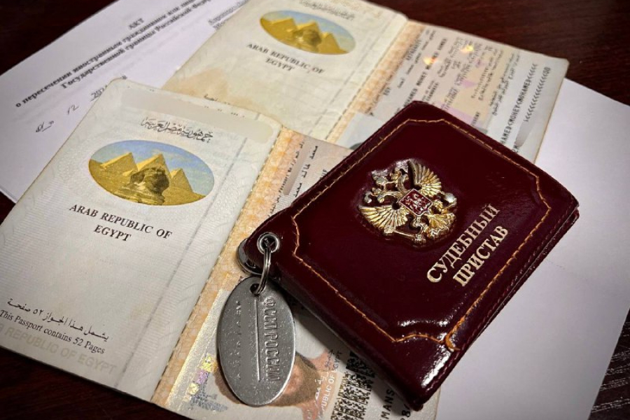 Астраханские судебные приставы выдворили из страны двух египтян