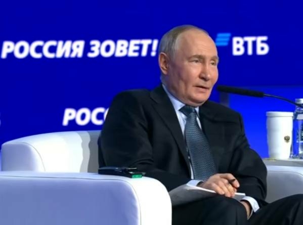 Владимир Путин заявил, что администрация Байдена подорвала доллар