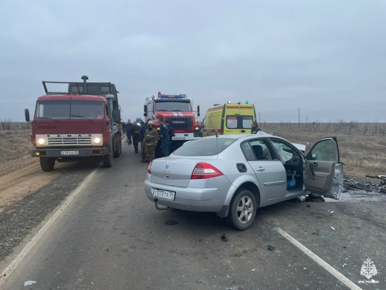 Столкновение двух иномарок произошло на трассе «Волгоград — Астрахань»