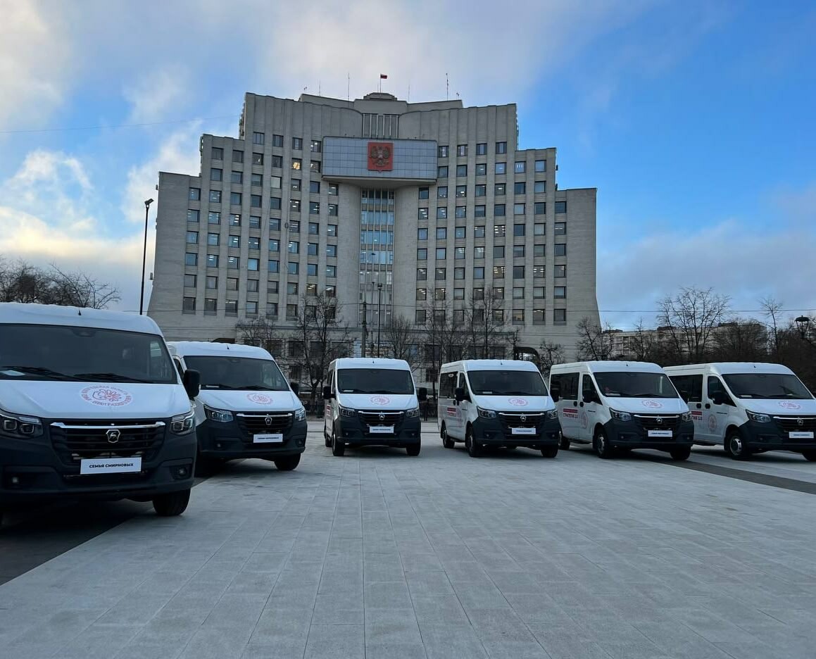 Филимонов вручил микроавтобусы многодетным семьям Вологды