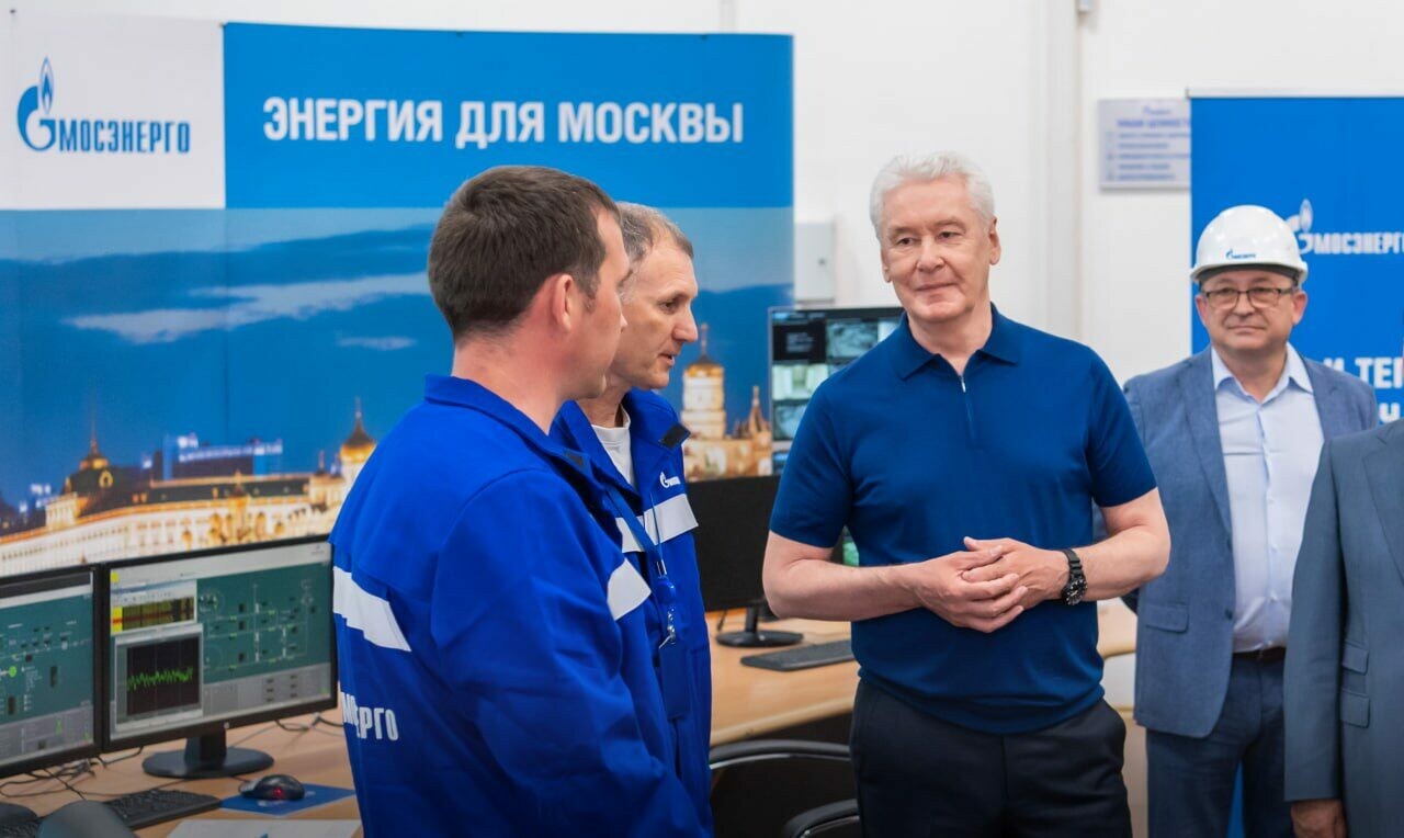 Собянин поздравил работников и ветеранов отрасли с Днем энергетика