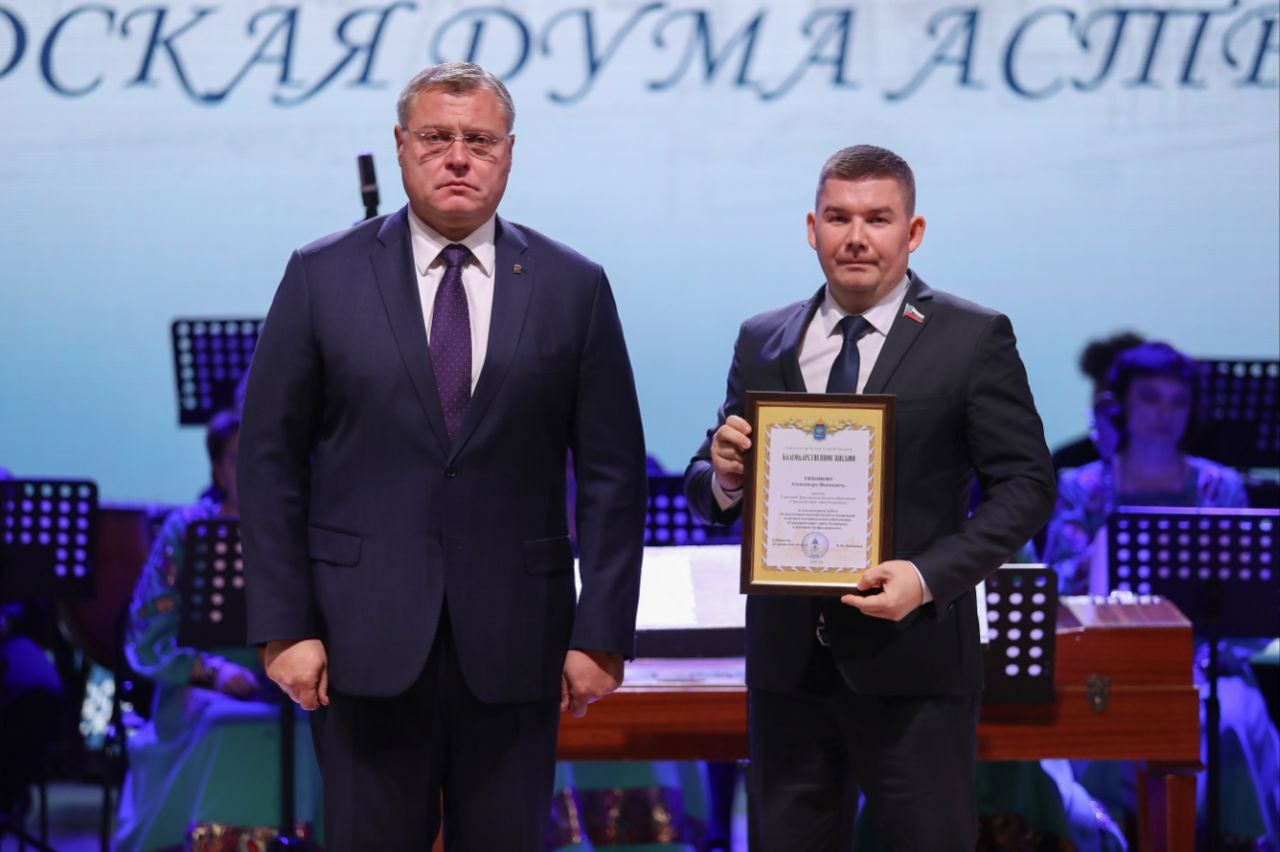 Губернатор Игорь Бабушкин поздравил астраханских депутатов с 30-летием Городской Думы
