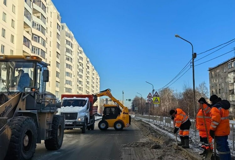 В Новосибирске на уборку улиц в первую смену вышли 221 машина спецтехники