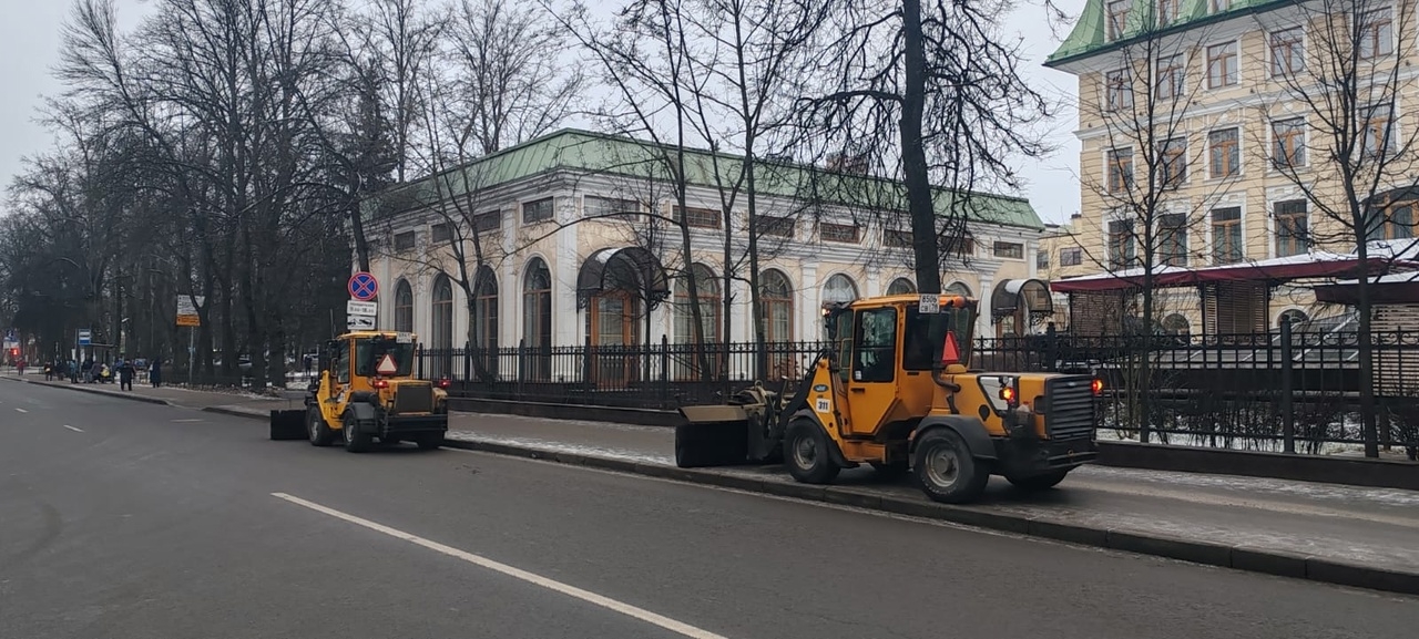 В Петербурге продолжают «засаливать» дороги без льда