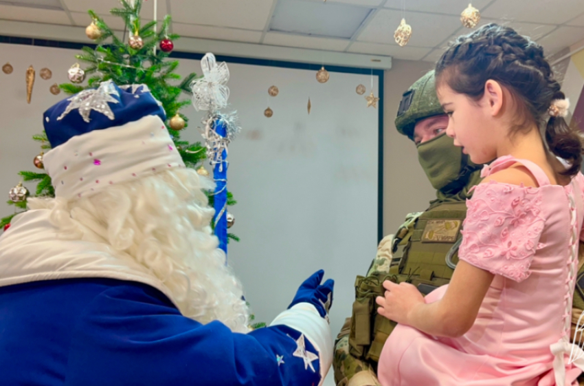 Дед Мороз спецназначения устроил праздник для детей в Астрахани