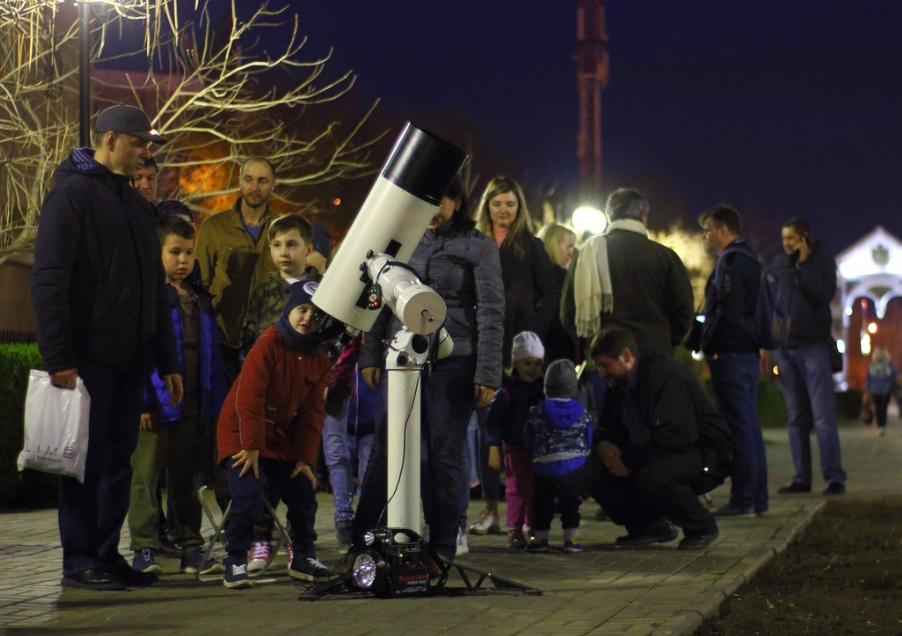 Жителей Астрахани позвали понаблюдать за далекими планетами на проспект Губернатора