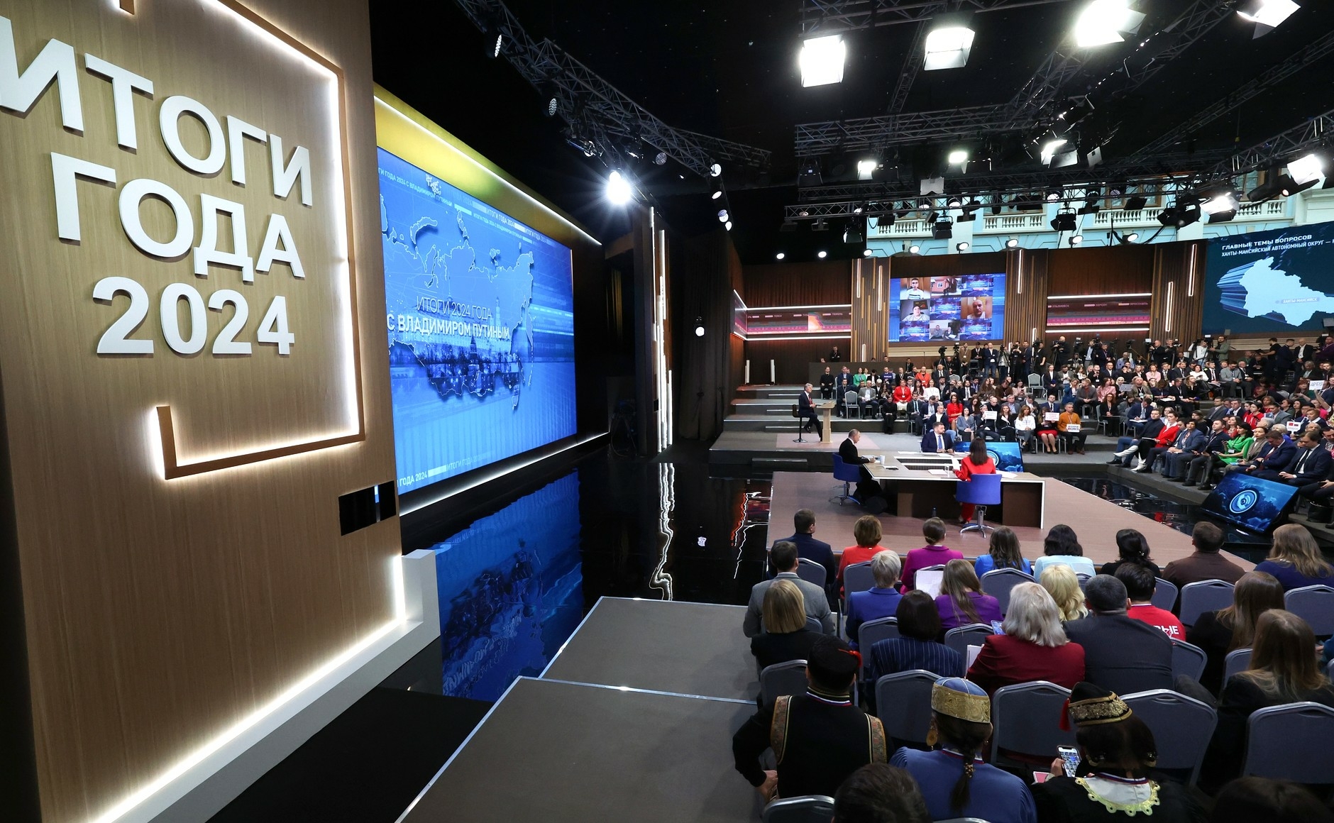 Вопросы россиян Путину выводят на специальное табло