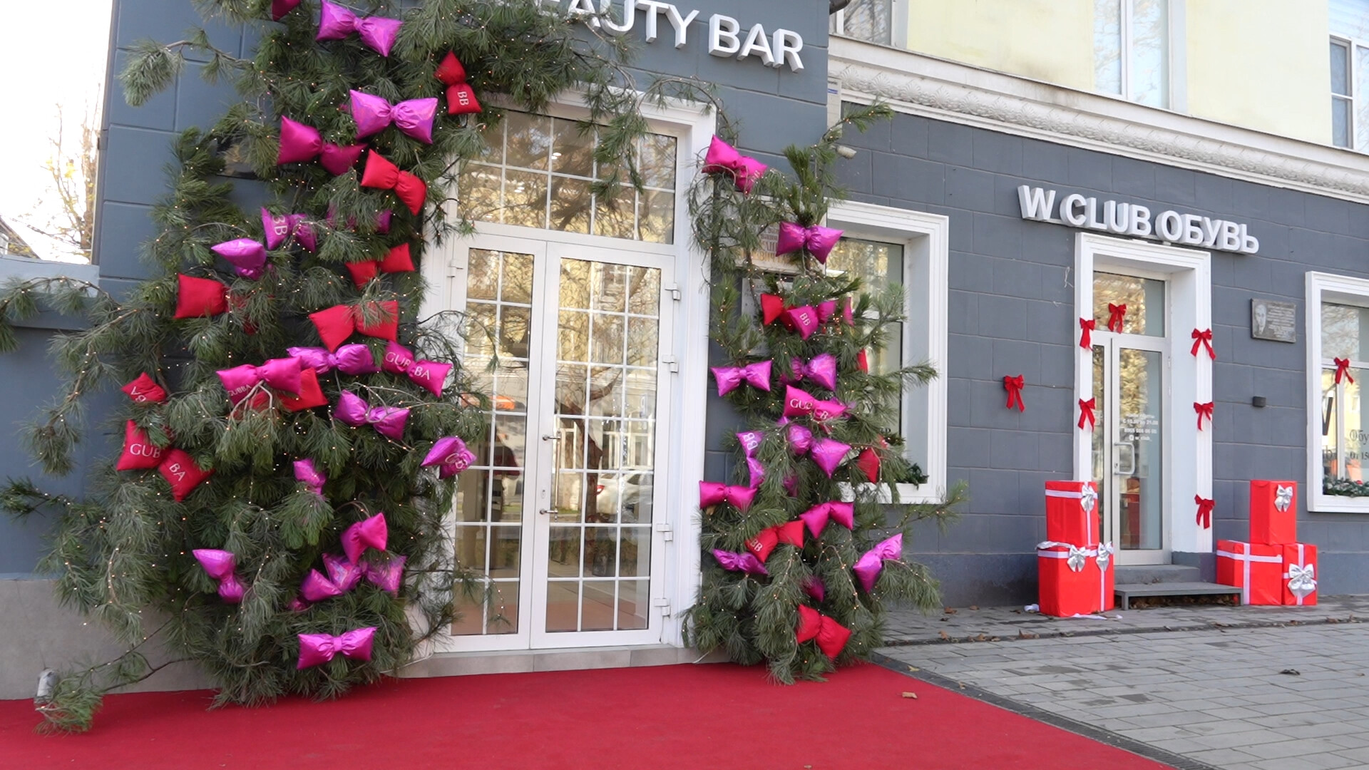 Новогоднюю елку установили в центре Махачкалы