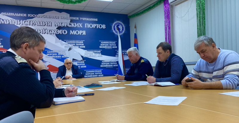В астраханские морпорты с начала ледокольных проводок привели 168 судов