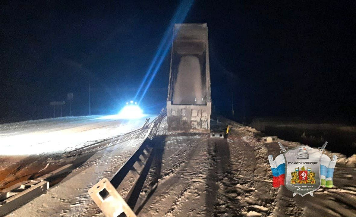 Грузовик снес дорожную опору на трассе Екатеринбург — Тюмень
