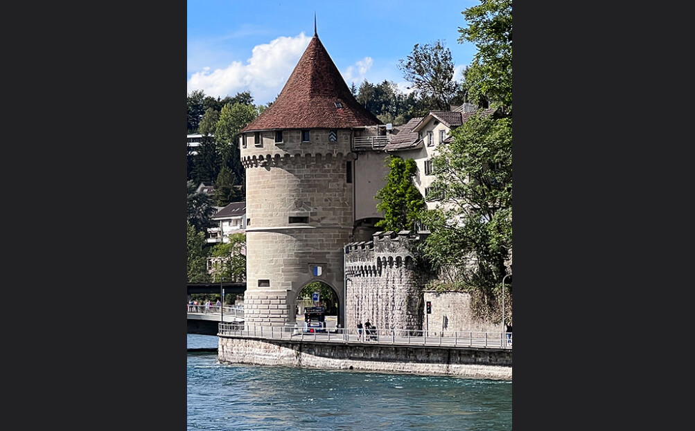 Дом в виде средневековой башни продают под Ярославлем