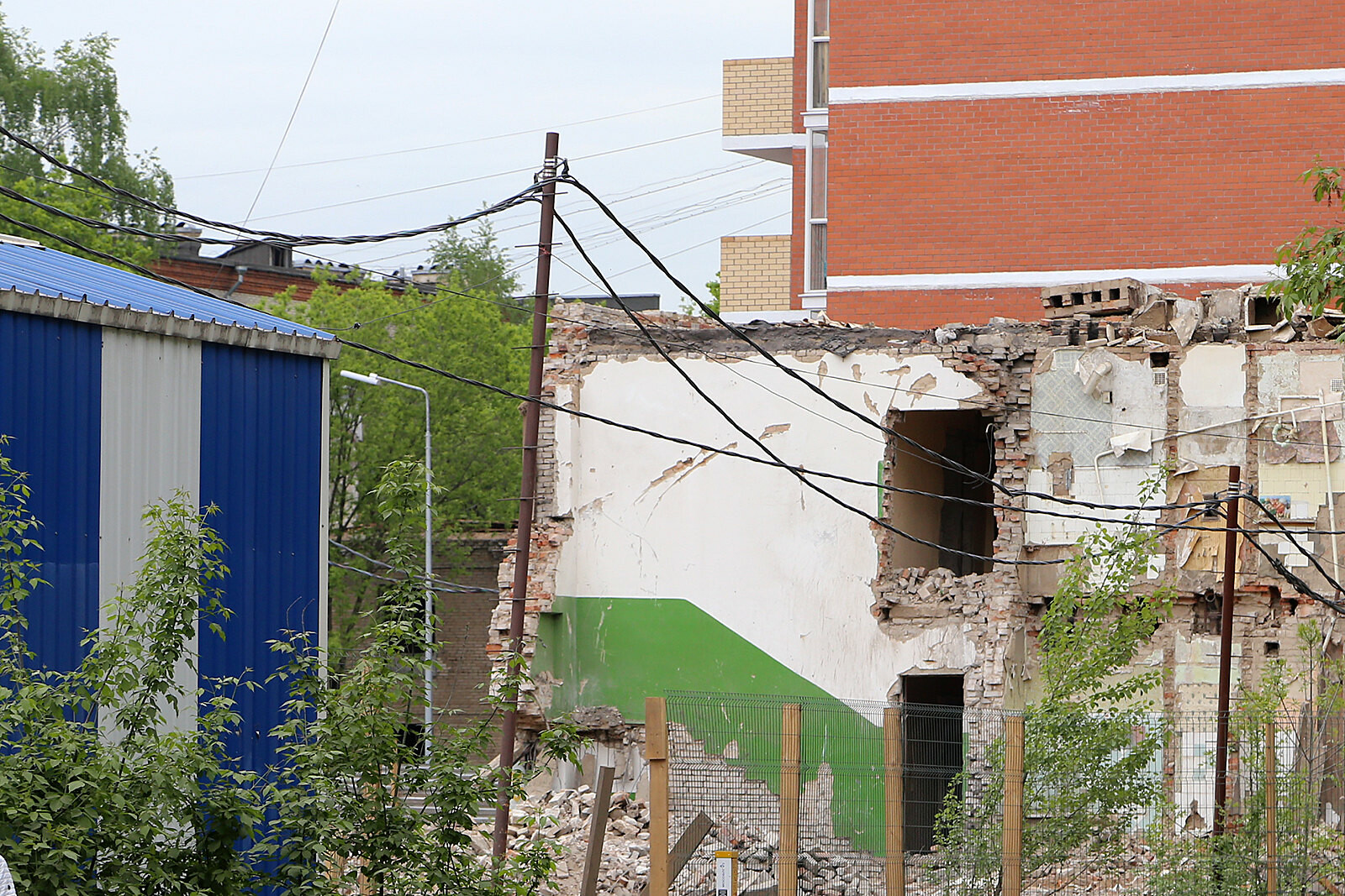 Самовольные пристройки к ТЦ в Щербинке снесли