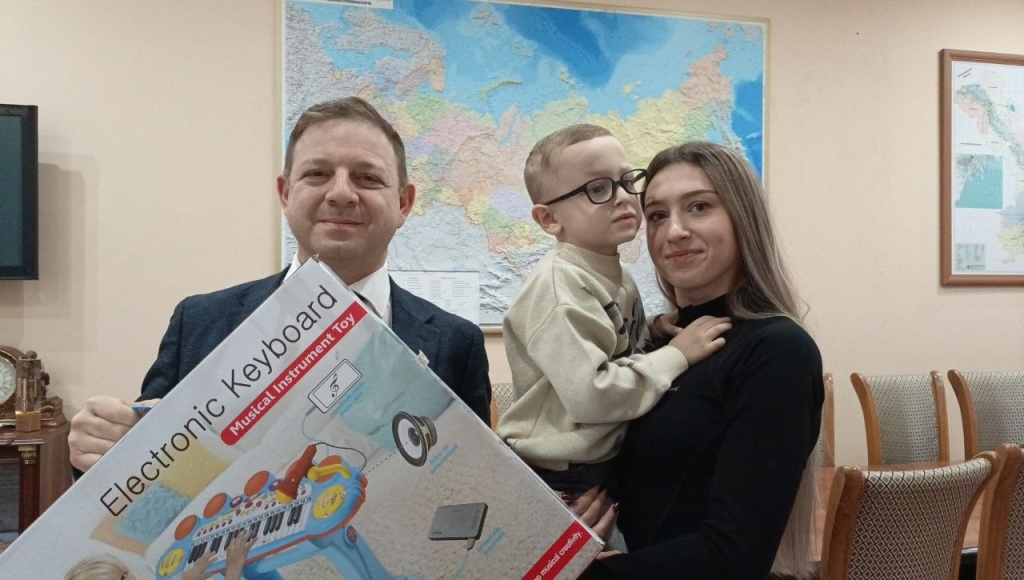 Четырехлетний астраханец получил электронное пианино в подарок на Новый год