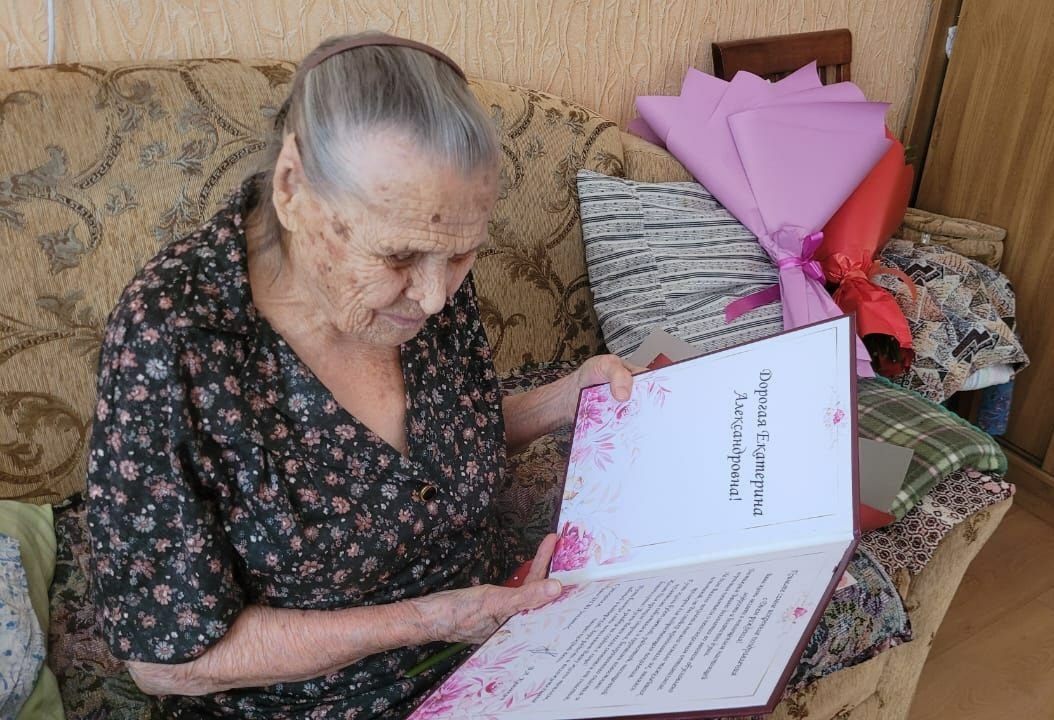 Труженицу тыла в Астраханской области поздравили со 103-летием
