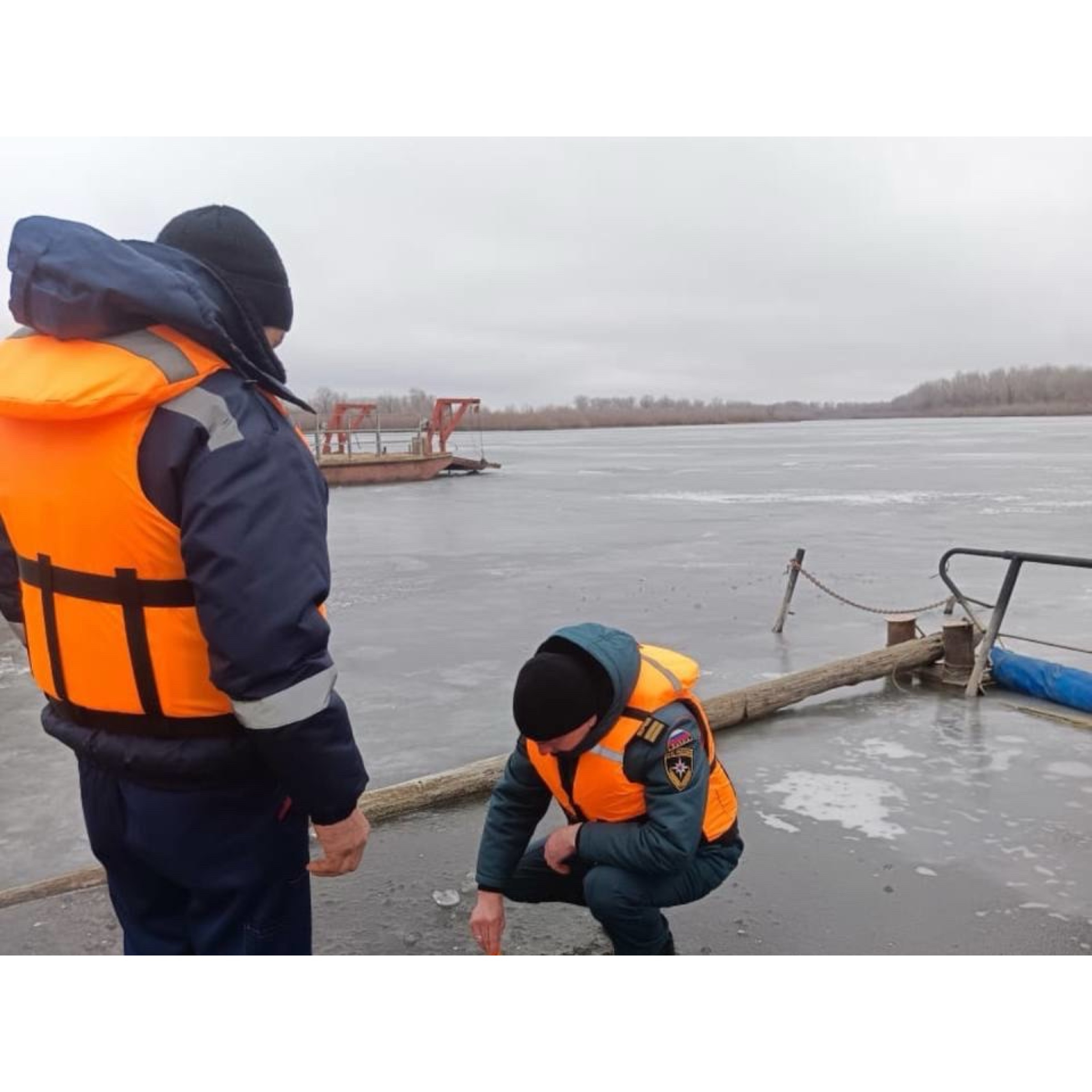 В астраханском МЧС напомнили правила безопасного нахождения на льду