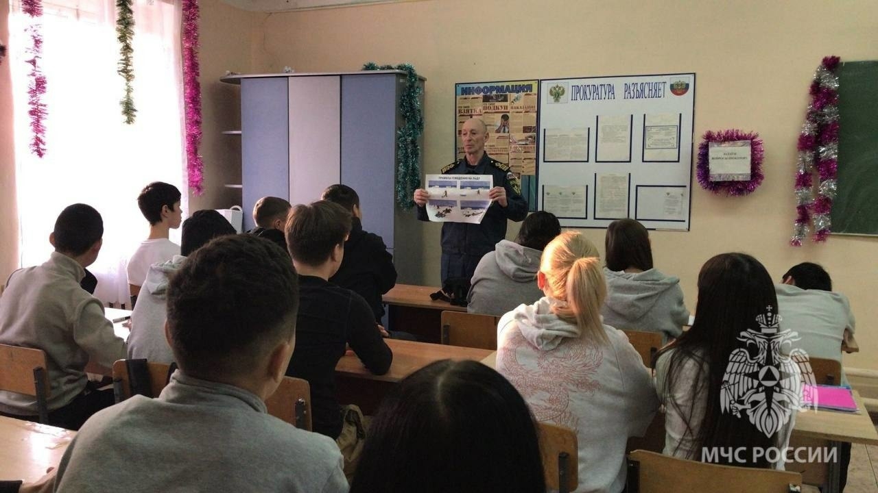 Школьников Астрахани учат поведению на воде в зимний период