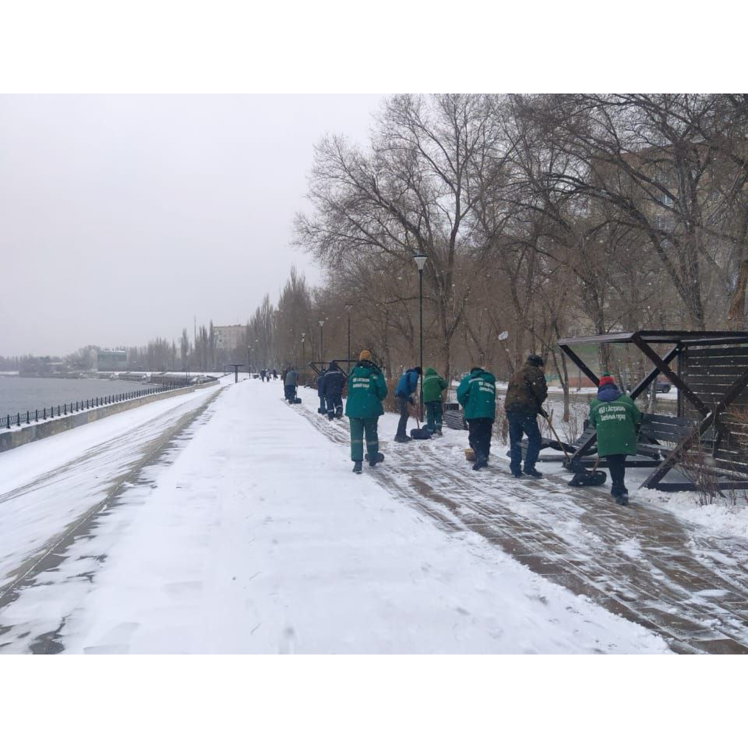 Коммунальные службы Астрахани продолжают ликвидировать последствия непогоды