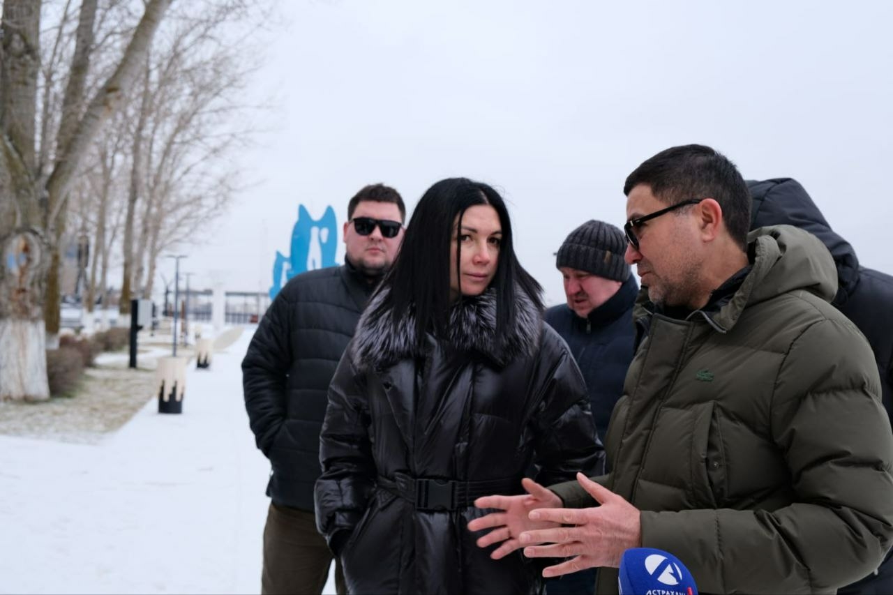 На Комсомольской набережной в Астрахани устраняют повреждения вандалов