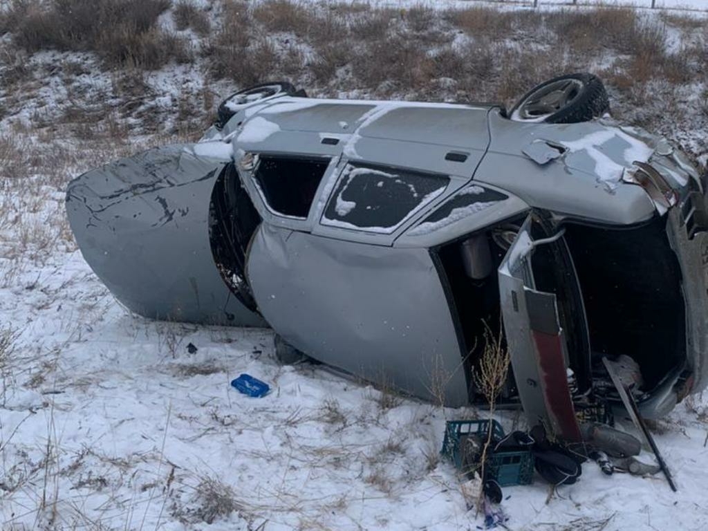 В Оренбургской области водитель ВАЗ перевернулся на дороге