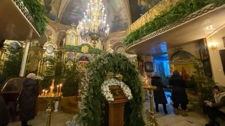 В Екатеринбург доставили более 200 новогодних и рождественских деревьев